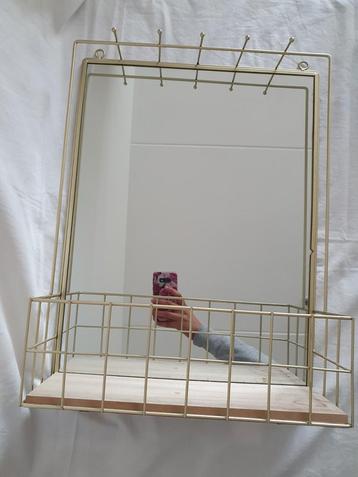 Gouden wandspiegel met plank en rek beschikbaar voor biedingen
