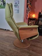 Groene lederen relaxfauteuil met houten details, Huis en Inrichting, Ophalen, Gebruikt, 75 tot 100 cm, Modern