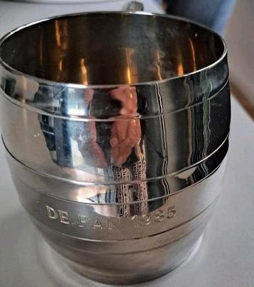 Zilverkleurige Beker  beschikbaar voor biedingen