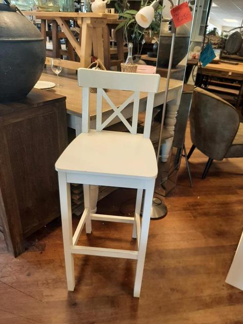 Witte barkruk rugleuning kruis, Huis en Inrichting, Barkrukken, Gebruikt, 60 tot 90 cm, Hout, 1 kruk, Ophalen