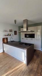 Moderne keuken met kookeiland (excl. apparatuur), Ophalen, Gebruikt, Wit, Graniet of Steen