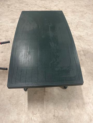 Groene rechthoekige tuintafel met parasol uitsparing beschikbaar voor biedingen