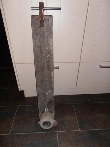 Antieke thermosstaat uit 1965 op steigerhouten plank beschikbaar voor biedingen