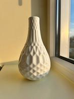 H&M Home witte vaas met reliëf, Wit, Aardewerk of Porselein, Ophalen of Verzenden, Zo goed als nieuw
