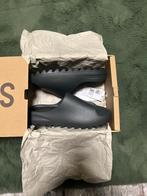 Yeezy Slides Dark Onyx Maat 43, Slippers, Zwart, Nieuw, Ophalen of Verzenden