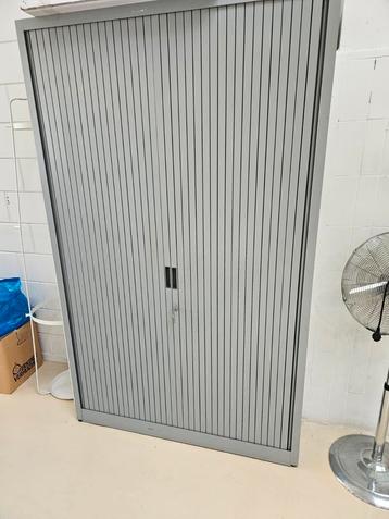2 Hoge metalen roldeurkast 120 x 195x45 beschikbaar voor biedingen