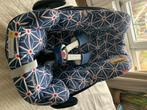 Maxi-Cosi Pebble Plus autostoel met rood-blauw sterrenmotief, Kinderen en Baby's, Autostoeltjes, Ophalen, Zijbescherming, Zo goed als nieuw
