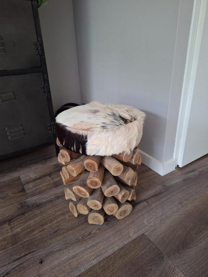 Industriële/ kruk poef met koeienhuid, Huis en Inrichting, Banken | Voetenbanken en Poefen, Gebruikt, Minder dan 50 cm, Minder dan 50 cm