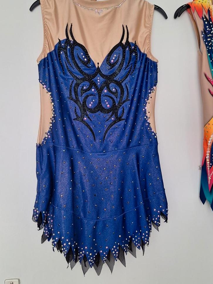 Twirlpakje blauw met steentjes maat M/L, Sport en Fitness, Ballet, Nieuw, Kleding, Ophalen of Verzenden