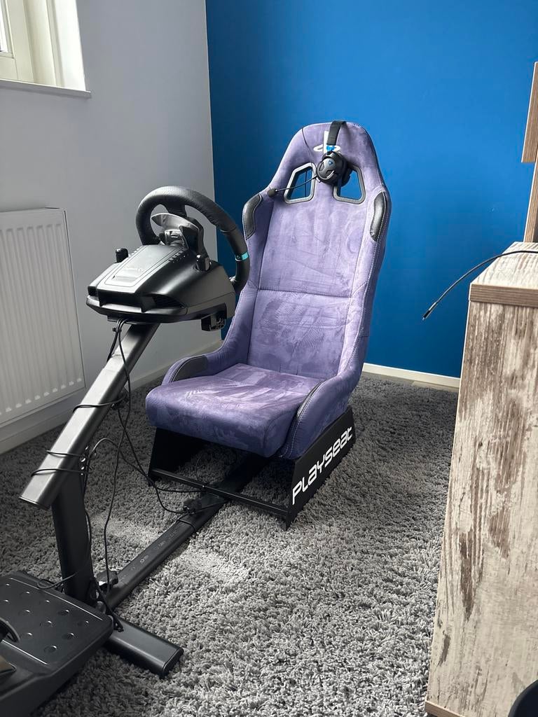 Playseat + logitech race stuur en pendalen set, 1 speler, Racen en Vliegen, Ophalen of Verzenden, Zo goed als nieuw