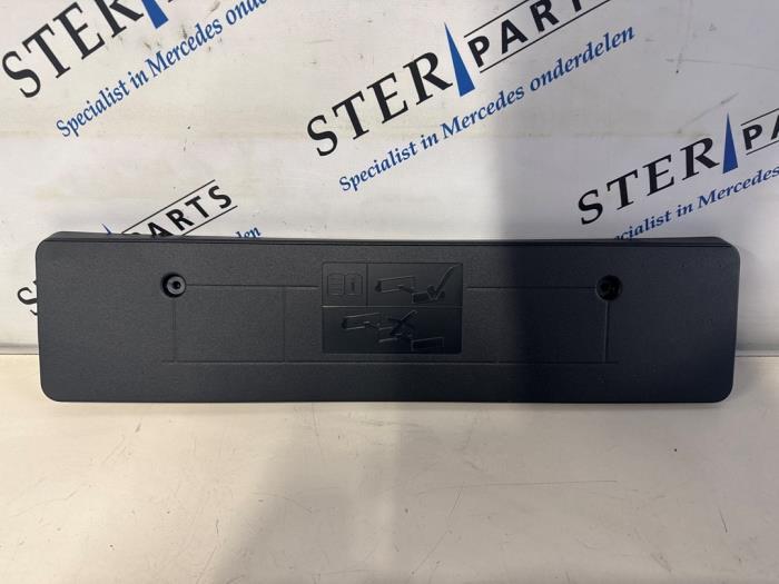 Kentekenplaathouder voor van een Mercedes EQE, Auto-onderdelen, Carrosserie en Plaatwerk, Mercedes-Benz, Nieuw, 12 maanden garantie