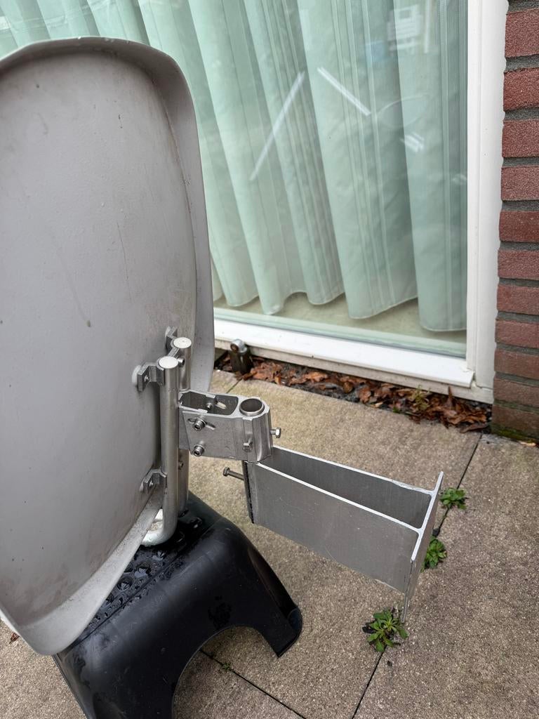 Satelliet schotel triple Hotbird 19.2/23.5 + standaard, Ophalen of Verzenden, Zo goed als nieuw, (Schotel)antenne, Overige merken