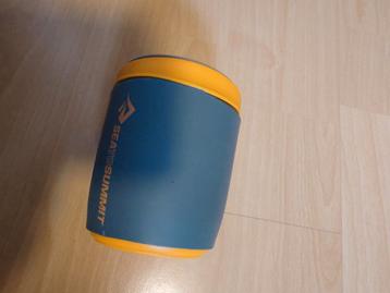 Geïsoleerde mok beschikbaar voor biedingen