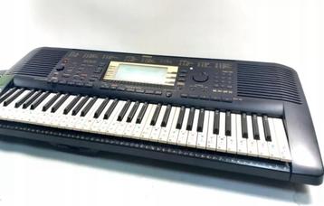 Yamaha PSR-730 keyboard met standaard beschikbaar voor biedingen