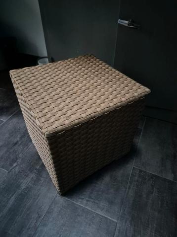 Tuinpoef / bijzettafel - Kunststof afm 45 x 45 cm. beschikbaar voor biedingen
