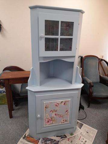 Leuke brocante blauwe hoek kastje rozen beschikbaar voor biedingen