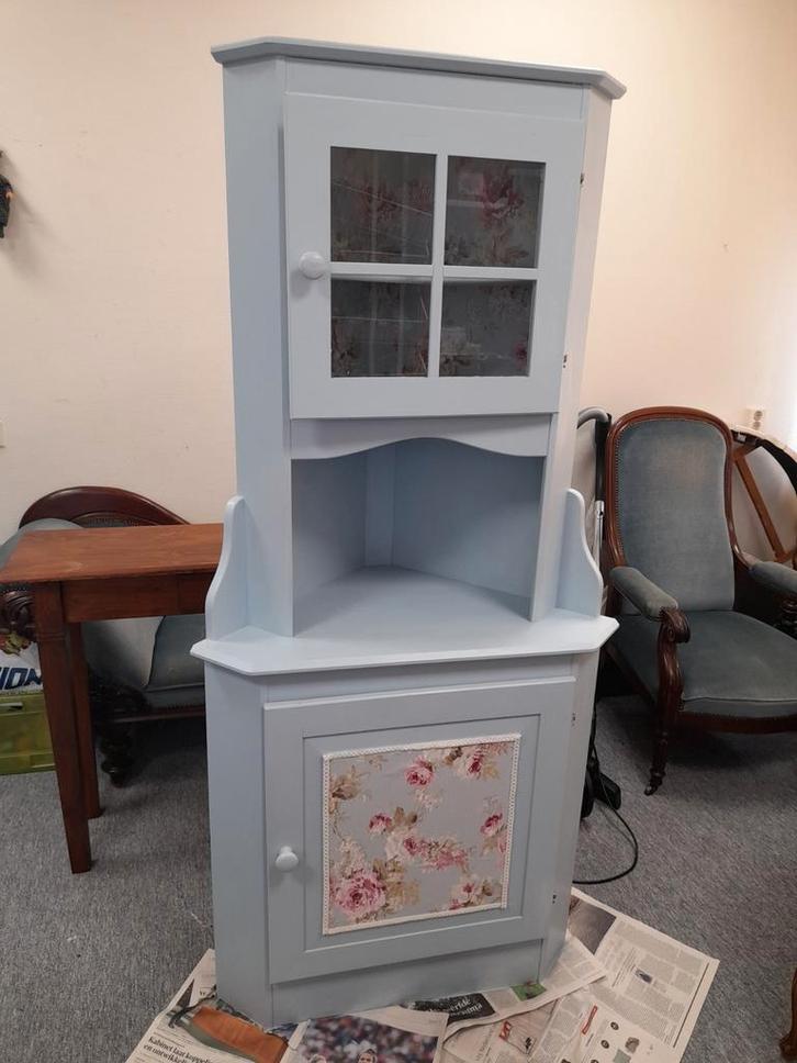 Leuke brocante blauwe hoek kastje rozen, Huis en Inrichting, Kasten | Vitrinekasten, Zo goed als nieuw, Minder dan 100 cm, 50 tot 100 cm
