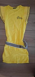 Gele jurk met riem - Flo Like - Maat 128, Kinderen en Baby's, Kinderkleding | Maat 128, Meisje, Zo goed als nieuw, Jurk of Rok