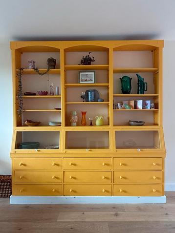 Vintage geel Apothekers Buffet boeken servies Laden Planken beschikbaar voor biedingen