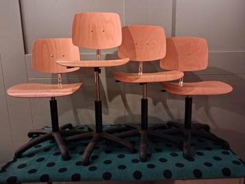 4 Vrijwel nieuwe bureaustoelen / werkplaatskrukken beschikbaar voor biedingen