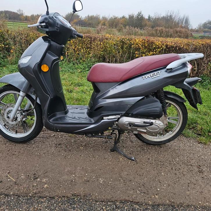 Mooie Peugeot Tweet scooter, Fietsen en Brommers, Scooters | Peugeot, Gebruikt, Overige modellen, Maximaal 45 km/u, Benzine, Ophalen