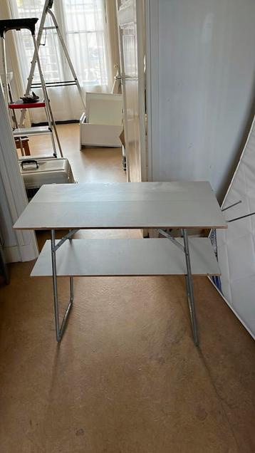 Inklapbaar kampeertafeltje beschikbaar voor biedingen