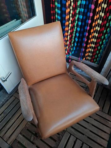 2x Retro fauteuil met houten armleuningen beschikbaar voor biedingen