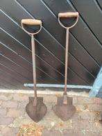 2 oude kuilvoerspades, Ophalen