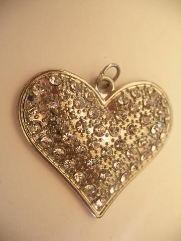 Een mooie Grote Zilverkleurige Hart Hanger met Strass stenen beschikbaar voor biedingen