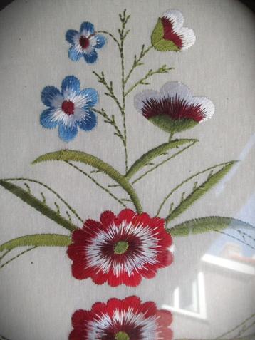 Dienblad met glas Antiek~Geborduurde bloemen~Handwerk~Houten beschikbaar voor biedingen