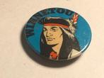 Metalen WINNETOU Button (Blauw/Rood/Zwart 3,5 cm)., Verzamelen, Verzenden, Zo goed als nieuw, Figuurtje, Speldje of Pin