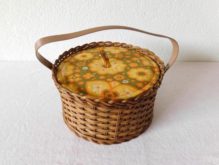 Vintage naaimandje van riet met binnenbakje, bekleed met sto, Verzamelen, Retro, Overige typen, Ophalen of Verzenden