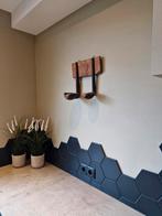 Twee houten pollepels voor aan de muur., Ophalen