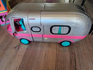 L.O.L. Poppenhuis & Camper met poppetjes en accessoires. beschikbaar voor biedingen