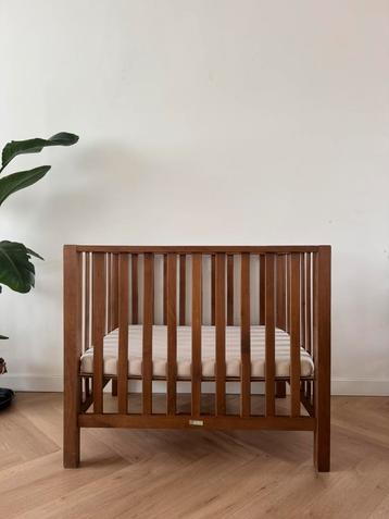 Massief houten baby box in walnoot kleur beschikbaar voor biedingen