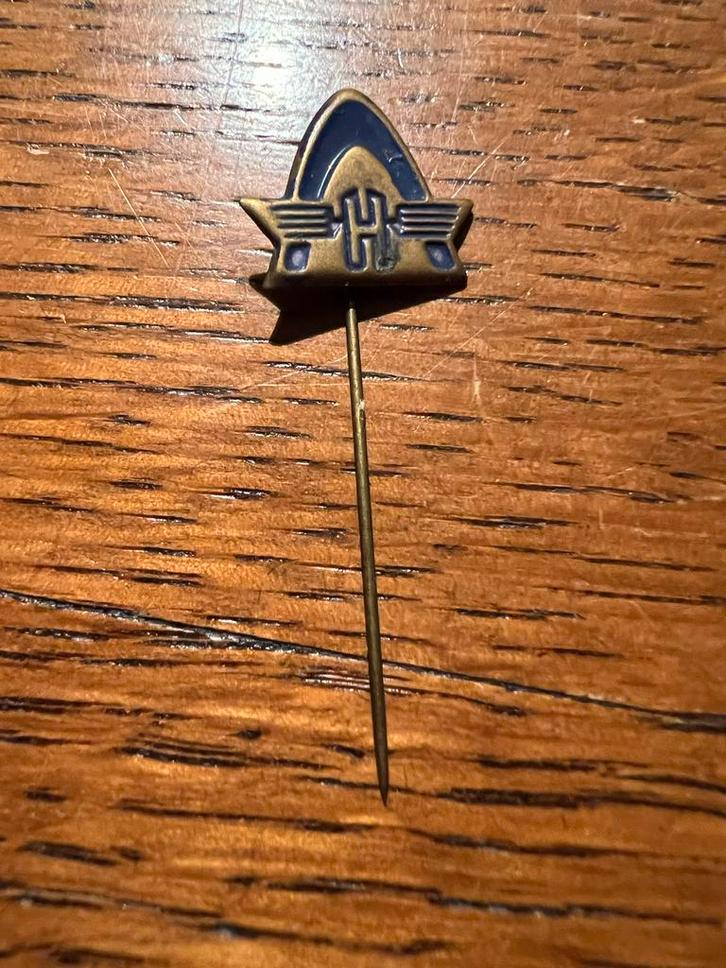 Vintage Hanomag Tractor Pin Badge - 1960s, Verzamelen, Speldjes, Pins en Buttons, Gebruikt, Speldje of Pin, Transport, Ophalen of Verzenden