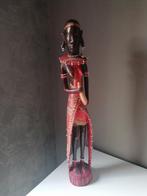 Beeld vrouw uit Kenia is houtsnij werk. 62 cm hoog. Voetstuk, Ophalen
