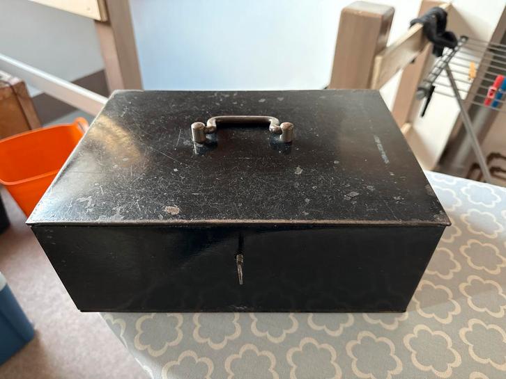 Oud stalen geldkistje met sleutel, Huis en Inrichting, Woonaccessoires | Kisten, Gebruikt, Minder dan 50 cm, Minder dan 50 cm