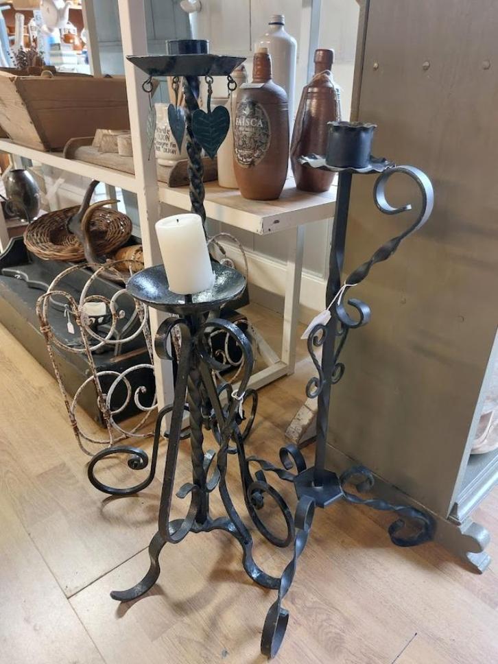 Oude gietijzeren kaarsen standaard, Huis en Inrichting, Woonaccessoires | Kandelaars en Kaarsen, Gebruikt, Minder dan 25 cm, Metaal
