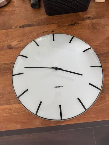 Karlsson wandklok wit beschikbaar voor biedingen