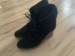 Esprit zwarte suede sleehak laarsjes met bont, Ophalen of Verzenden, Zo goed als nieuw, Zwart, Lage of Enkellaarzen