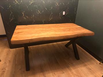 Eettafel beschikbaar voor biedingen