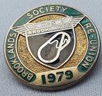 Broche geëmailleerd, Brooklands Society 1979, Verzamelen, Speldjes, Pins en Buttons, Transport, Speldje of Pin, Zo goed als nieuw