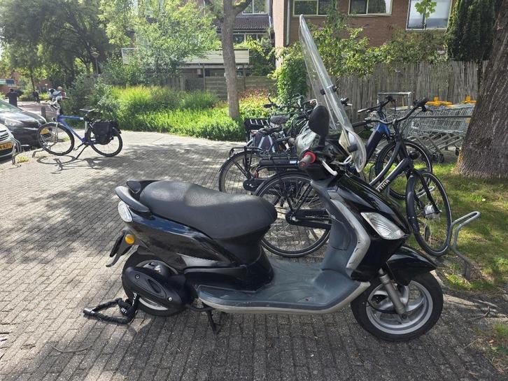 Piaggio fly lees beschrijving ook te ruil, Fietsen en Brommers, Scooters | Piaggio, Gebruikt, Fly, Maximaal 45 km/u, Benzine, Ophalen