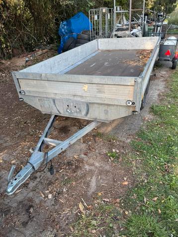 Platau aanhangen beschikbaar voor biedingen