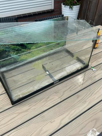 Klein aquarium 60x30x30cm beschikbaar voor biedingen
