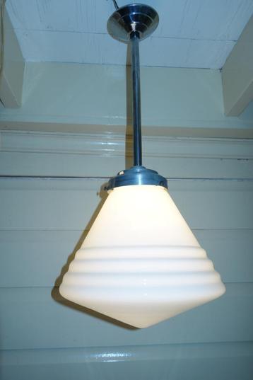 Prachtige antieke jaren 30 Opaline Franse hanglamp beschikbaar voor biedingen