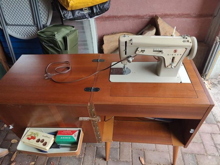 Singer naaimachine met kast (defect), Antiek en Kunst, Antiek | Naaimachines, Ophalen