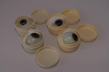 4 Antieke glazen ogen in orginele doosjes  Paris Frankrijk beschikbaar voor biedingen