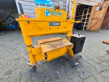 Almi knipplaat beschikbaar voor biedingen